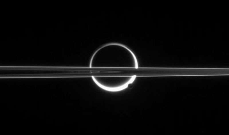 Подсвеченная Солнцем атмосфер Титана за кольцами и маленький Энцелад на фоне атмосферы