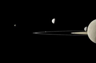 Слева направо запечатлены Янус, Пандора, Энцелад, Мимас и Рея, а края колец Сатурна проходят через середину снимка.